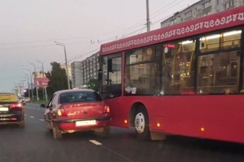В Казани ДТП с участием автобуса и легковушки затруднило движение на улице Зорге