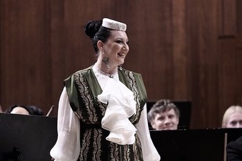 Народная артистка РТ Алина Шарипжанова сняла клип на песню Накипа Галимова в Новошешминском районе