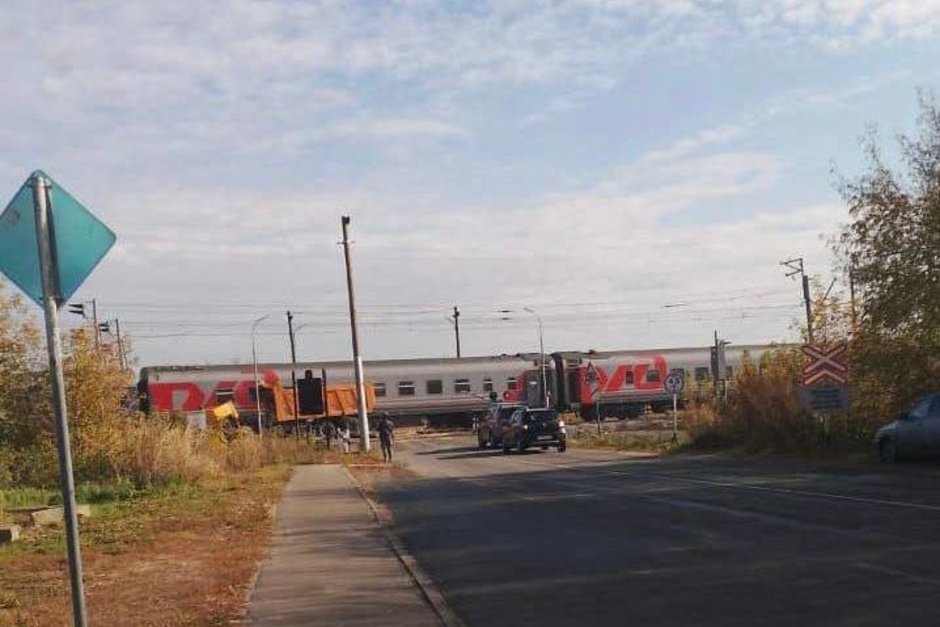 В Татарстане КАМАЗ и пассажирский поезд «Поволжье» столкнулись на переезде