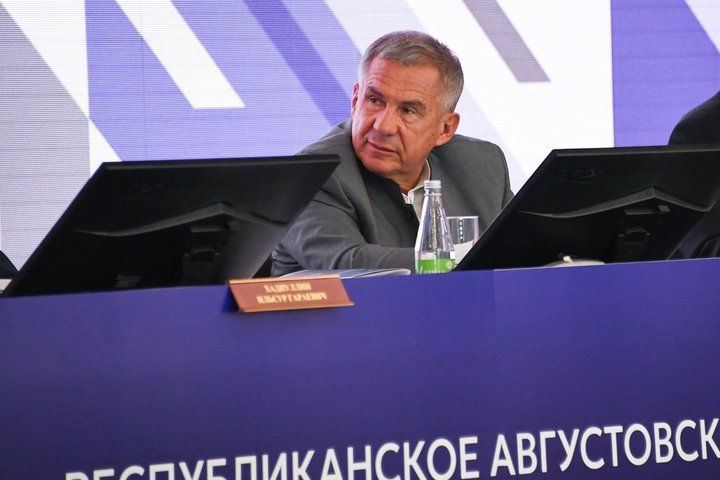 Рустам Минниханов: «Как вы ребенка в школу не пустите? Он не виноват, что язык не знает!»