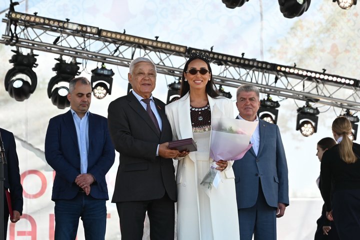 Певица Алсу удостоена медали «100 лет ТАССР» на Московском Сабантуе