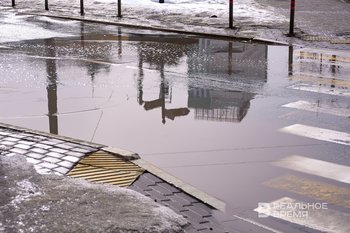 В Казани из-за огромной лужи затруднено движение на перекрестке Баруди — Серова — Восход