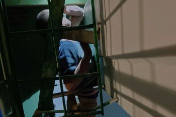 Специалисты МЧС Казани освободили мужчину, застрявшего в металлической лестнице