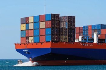 Президент Эстонии разрешил военным атаковать гражданские суда