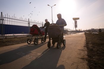 Лантратова предложила выплачивать многодетному родителю в декрете до 100% зарплаты