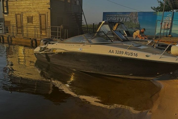 Два человека пострадали при столкновении катеров на Волге в Казани