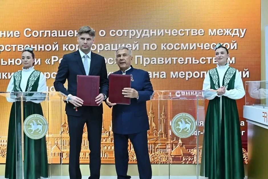 Минниханов подписал соглашение о сотрудничестве с «Роскосмосом» на ПМЭФ
