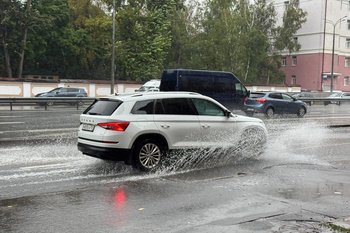 Автоэксперт Попов объяснил, как действовать в случае попадания машины в водяной клин