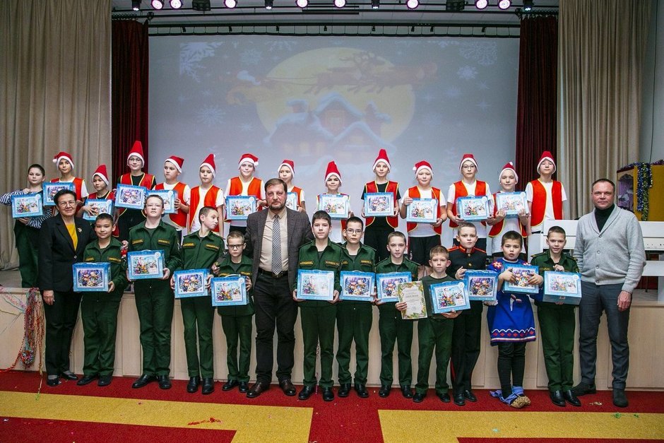 Представители «ТАИФ-НК» поздравили кадетов с наступающим Новым годом