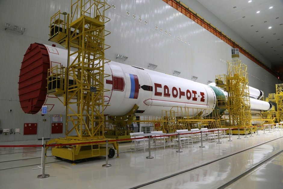 На космодроме Байконур завершается подготовка ракеты «Протон» к запуску
