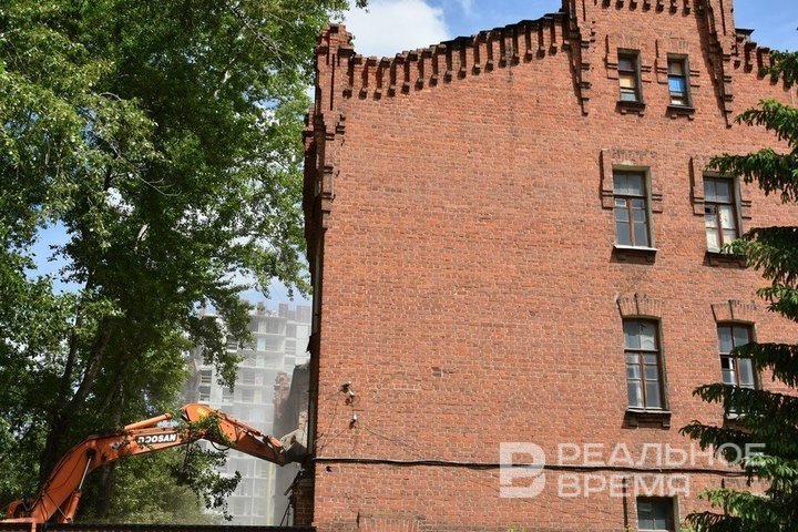 Гид по улице Николая Ершова: артиллеристы, сумасшедшие и связисты