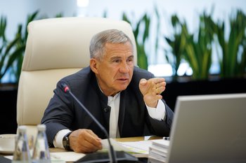 Президент Абхазии вручил Минниханову высшую награду республики