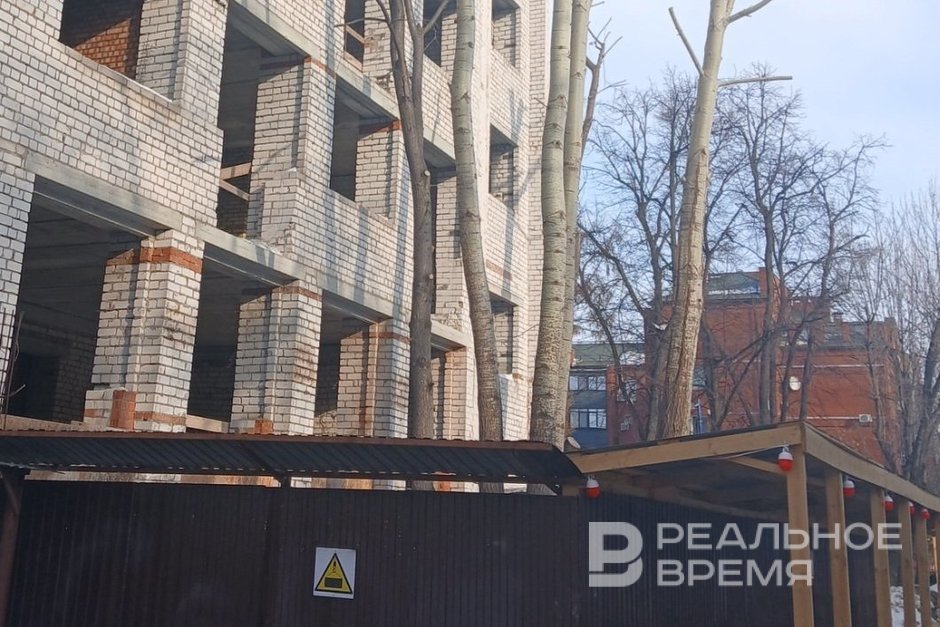 В Вахитовском районе Казани начали разбирать поликлинику-долгострой