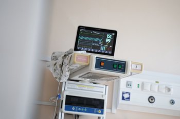 Состояние трехлетней девочки, выброшенной отцом из окна в Уфе, остается тяжелым