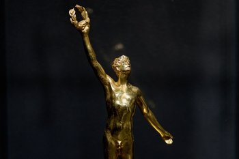 МОК поддерживает допуск российских атлетов к соревнованиям в нейтральном статусе