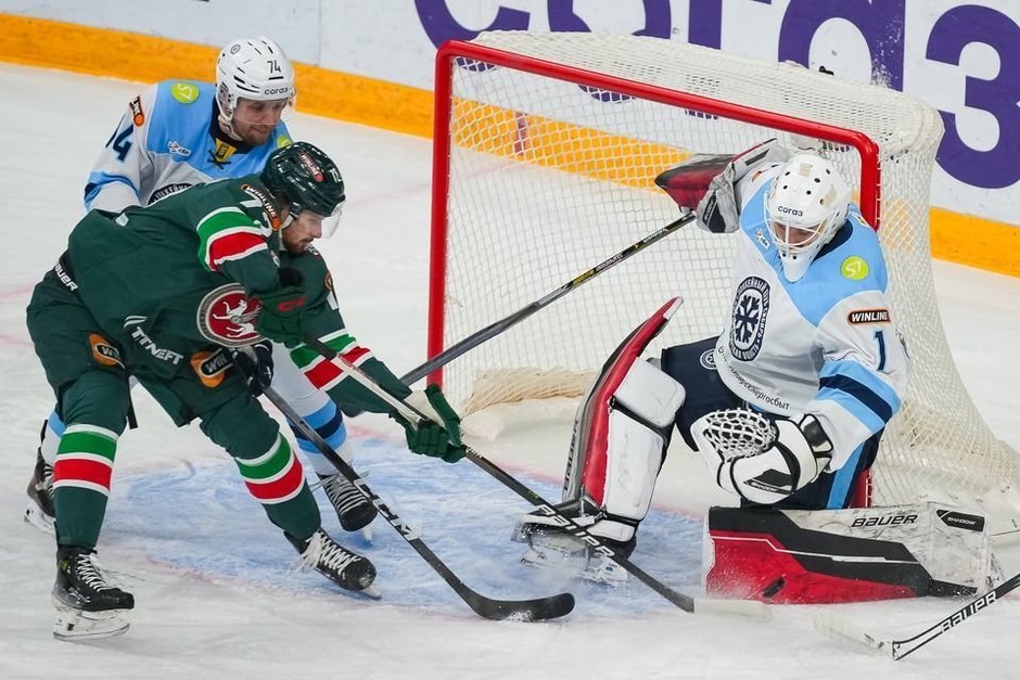 «Ак Барс» проиграл в Казани «Сибири» в серии буллитов в матче КХЛ