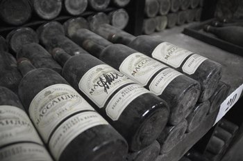 Минцифры планирует запустить эксперимент по онлайн-продаже вина в 2026 году