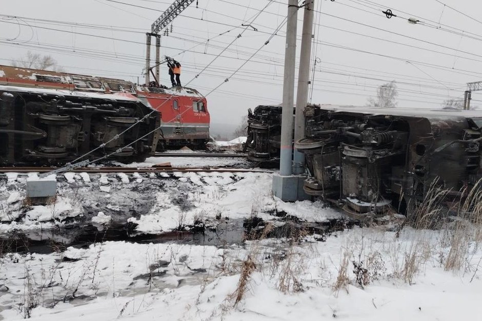 Под Пензой сошли с рельсов два локомотива с цистернами мазута