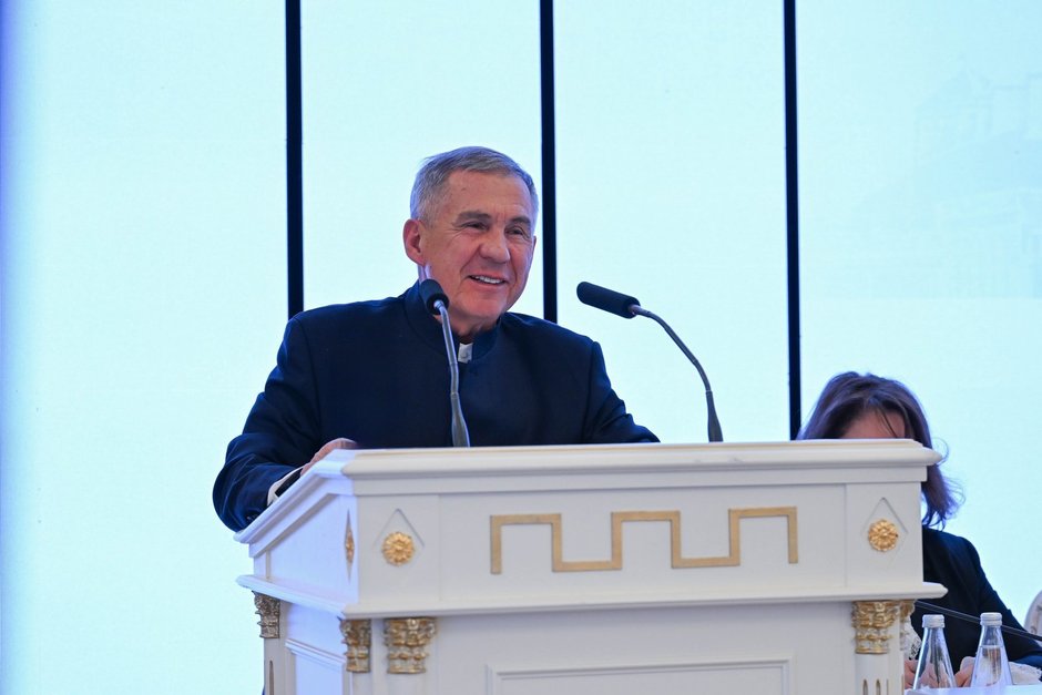 Минниханов поздравил татарстанцев с праздником Ураза-байрам