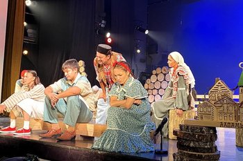 К юбилею актера Низамиева — «красная» пьеса о вымирающем селе