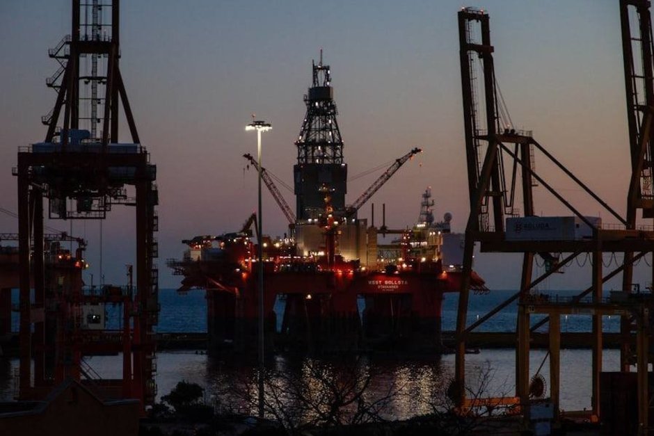 Цены на нефть Brent и WTI рухнули более чем на 15%