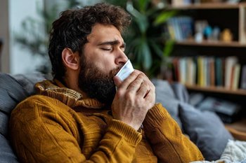 Роспотребнадзор запустил горячую линию по профилактике гриппа и ОРВИ