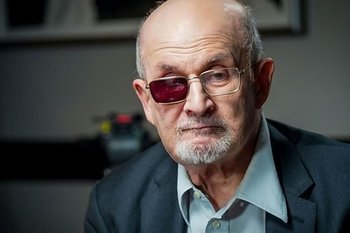 Писателю Салману Рушди присудили награду за мужество и литературное мастерство