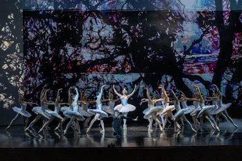 Владимир Васильев подарил Казани новую сказку «Лебединого озера»