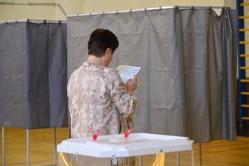 Ультраправый кандидат Джордже Симион лидирует в первом туре президентских выборов в Румынии