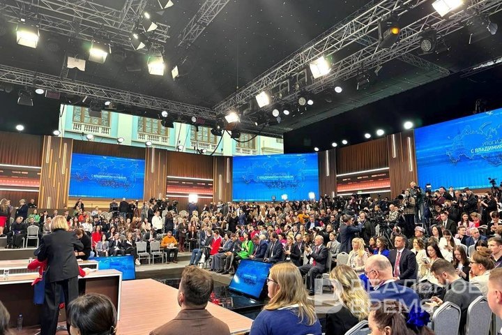 На федеральных каналах началась прямая линия с Владимиром Путиным