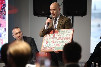 Главный архитектор Уфы подарил Ильсуру Метшину плитку