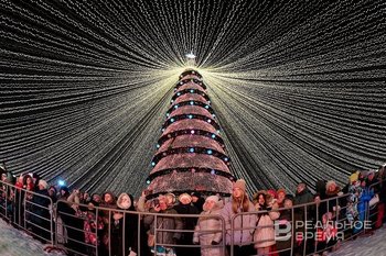 В Казани начали установку главной 35-метровой новогодней елки у Центра семьи «Казан»