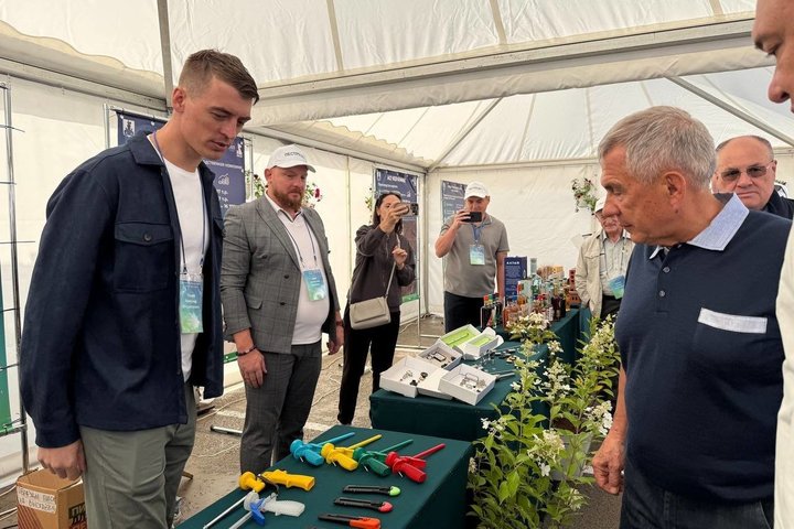 Раис Татарстана оценил ход уборочных работ в Пестречинском районе