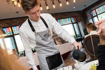 В Подмосковье ограничат продажу алкоголя в кафе во дворах двумя часами в день