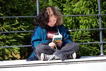 Россияне чаще всего летом читали уютные детективы и мрачные истории о маньяках