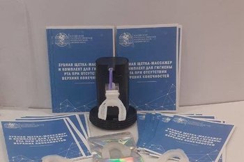 Казанские ученые создали зубную щетку для людей без рук