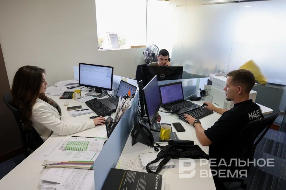 В Минтруде рассказали, сколько часов в день в среднем работают россияне