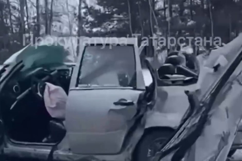 В Дрожжановском районе Татарстана столкнулись три автомобиля — два человека погибли