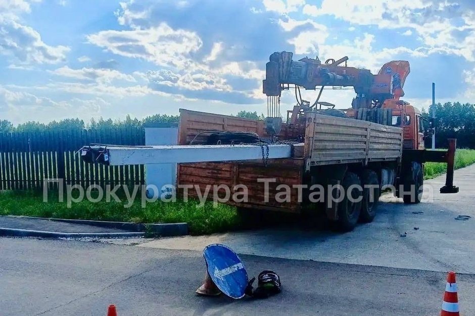 В Татарстане подросток на самокате погиб, врезавшись в столбы в кузове КАМАЗа
