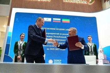 Минниханов и Дрозденко на ПМЭФ подписали соглашение об укреплении экономического сотрудничества