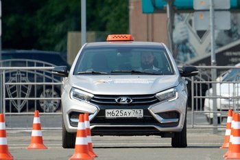 Путин поручил поощрять таксистов за перевозку инвалидов