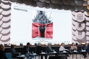 Молоток как символ современной экспозиции