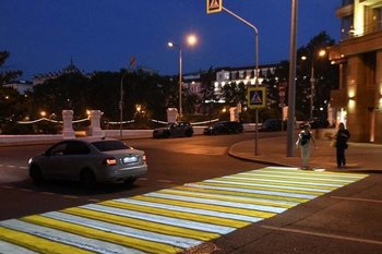 В Казани водитель грузового автомобиля сбил молодого человека на электросамокате