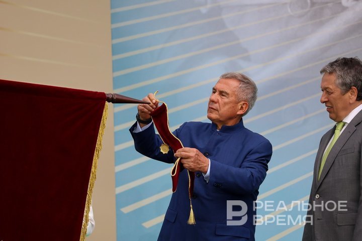 Раис Татарстана поздравил нефтяников и газовиков с профессиональным праздником