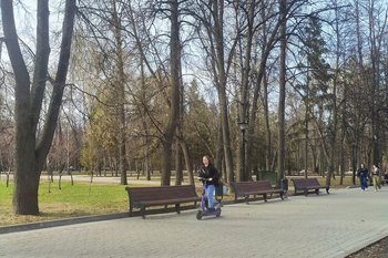 Женщины все чаще стали выбирать самокат как общественный транспорт