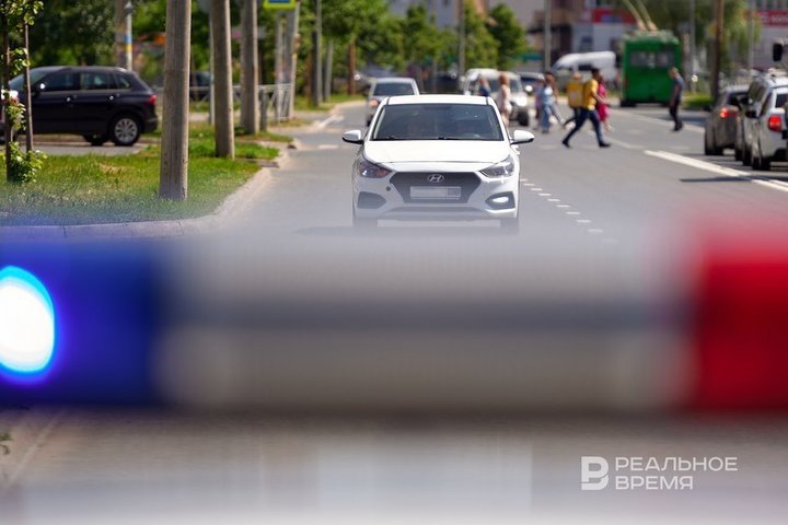 В Казани по видео нашли водителя, едва не сбившего пешехода на переходе
