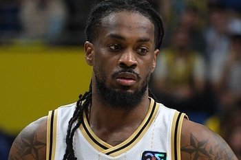 УНИКС подписал контракт с разыгрывающим Пэрисом Ли