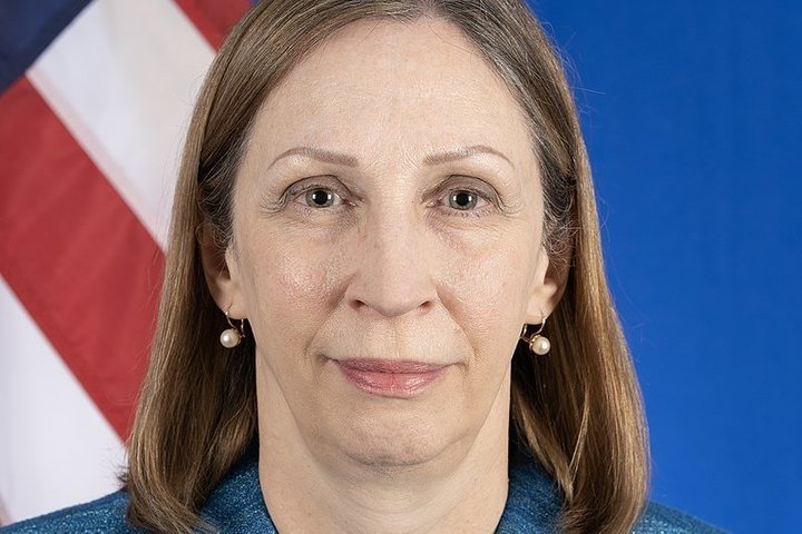 Посол США Линн Трейси покидает Москву после завершения своей миссии