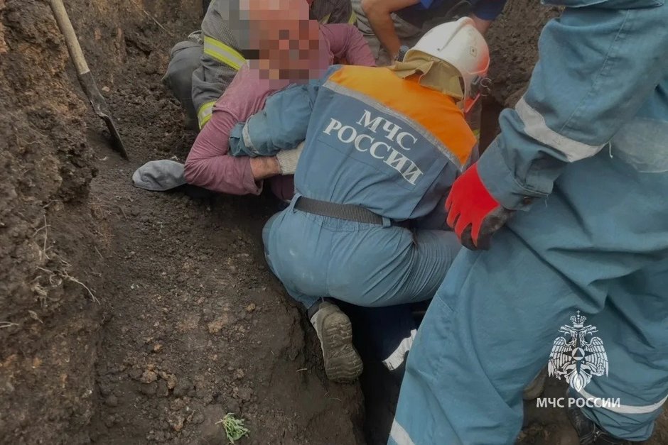В Набережных Челнах произошел обвал грунта — двух рабочих завалило землей