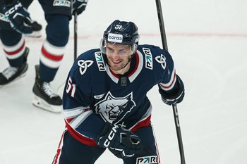 Хоккейный «Нефтехимик» расстался с нападающим Лещенко